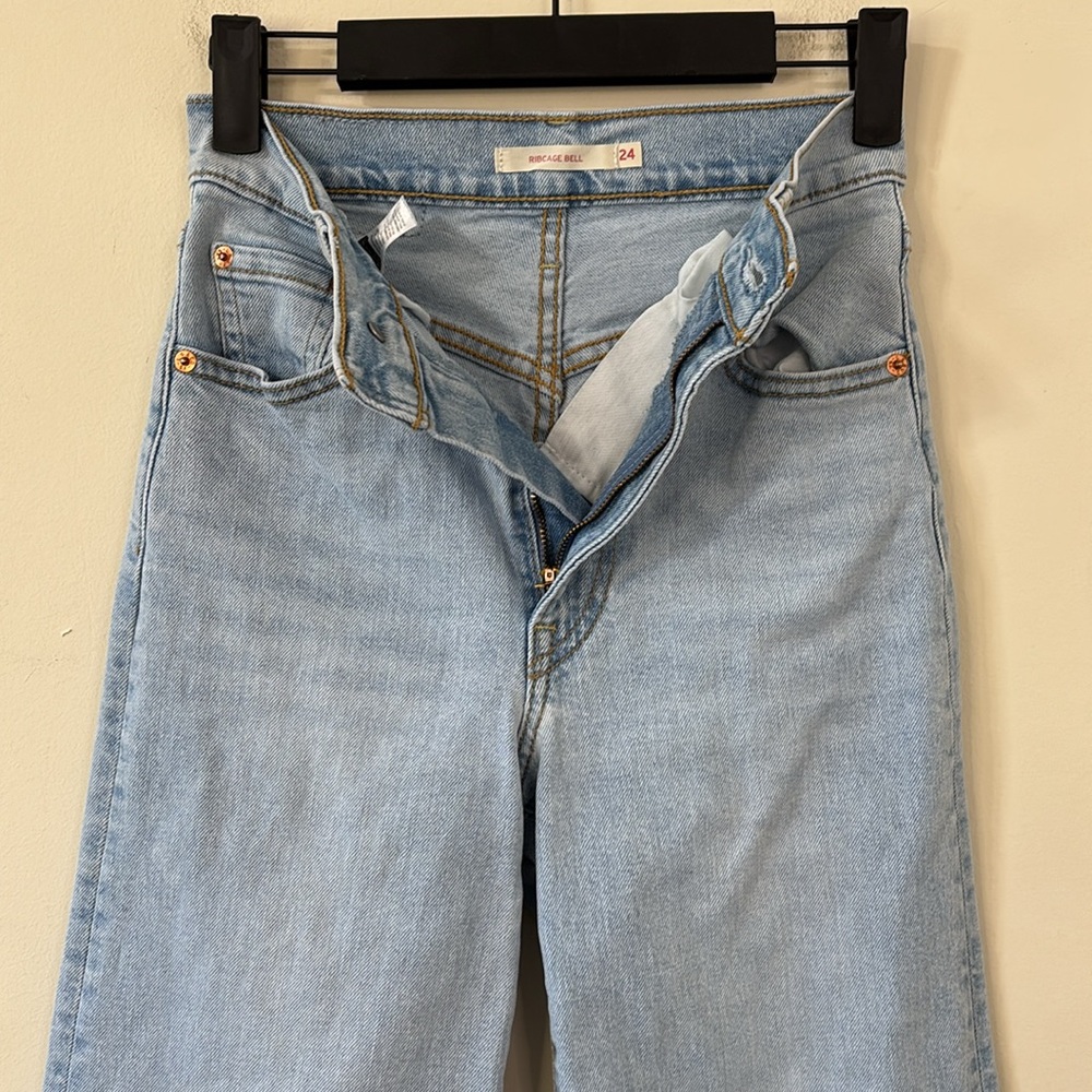 Levi’s Ribcage Bell Sits Well Together Light Wash Size 24 - Picture 6 of 14